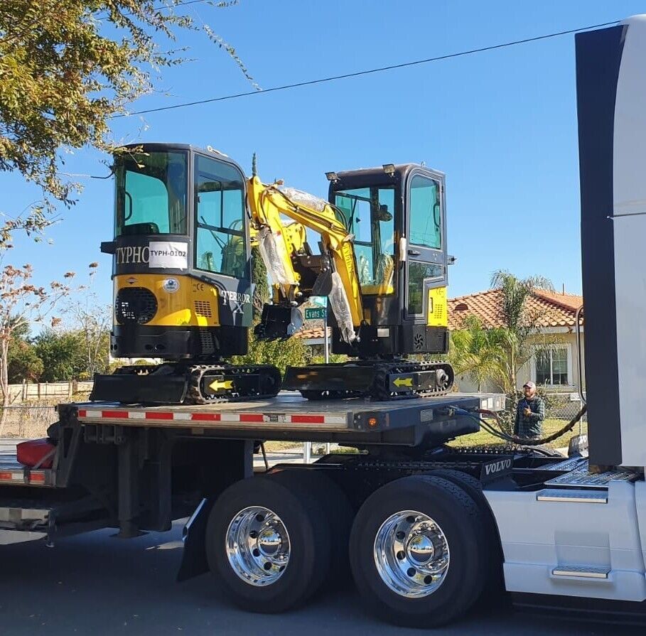 Transporting a mini excavator in atrailer to the worksite 