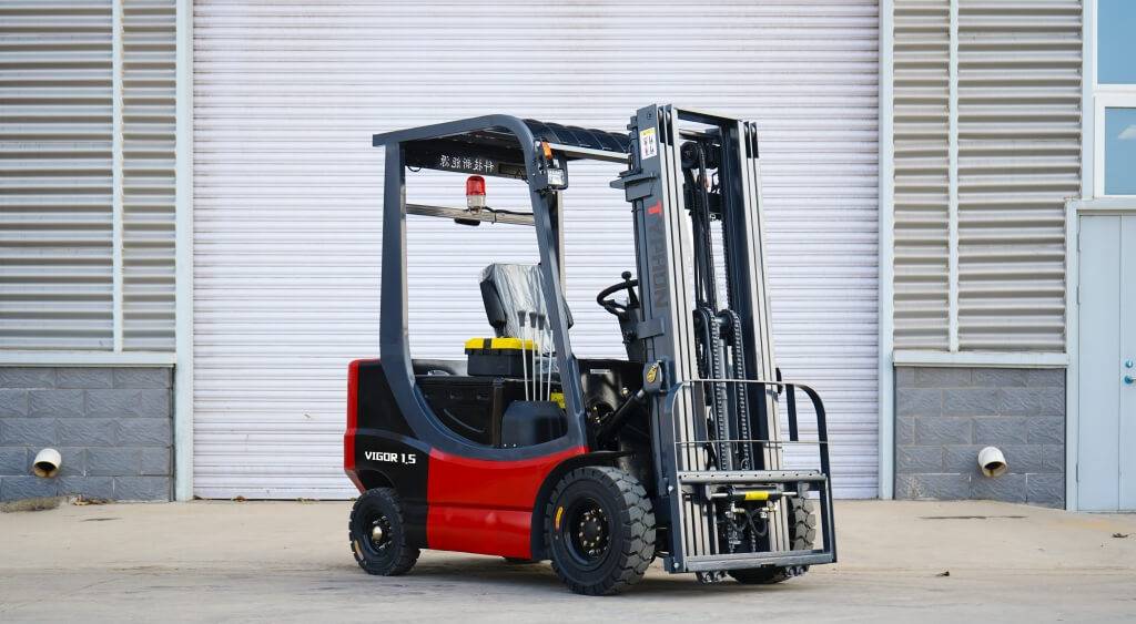 TYPHON VIGOR 1.5 Electric Forklift - American Excavator TYPHON VIGOR 1.5 Electric Forklift